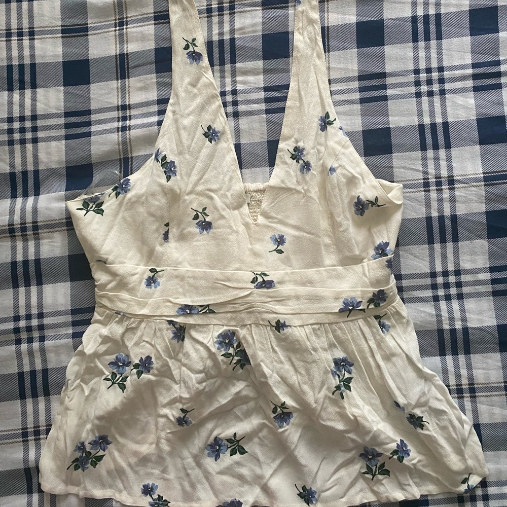 White blouse with American Eagle flowers